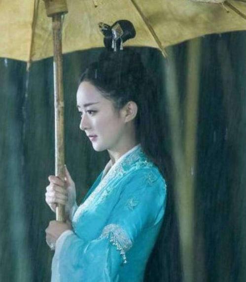 女星古装撑伞:赵丽颖,一位呆萌可爱的女星,一身青色衣服的她,手中拿着