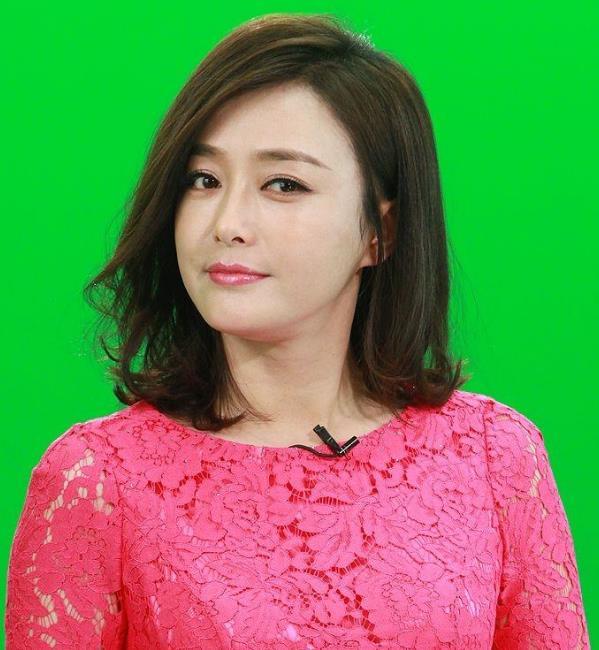 秦岚:风华绝代,成熟大方的身材美得让人难以移开目光!