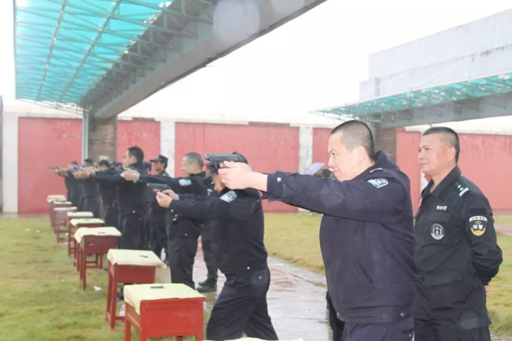 警察!不许动!——洪亮威严的警告声在训练场响起