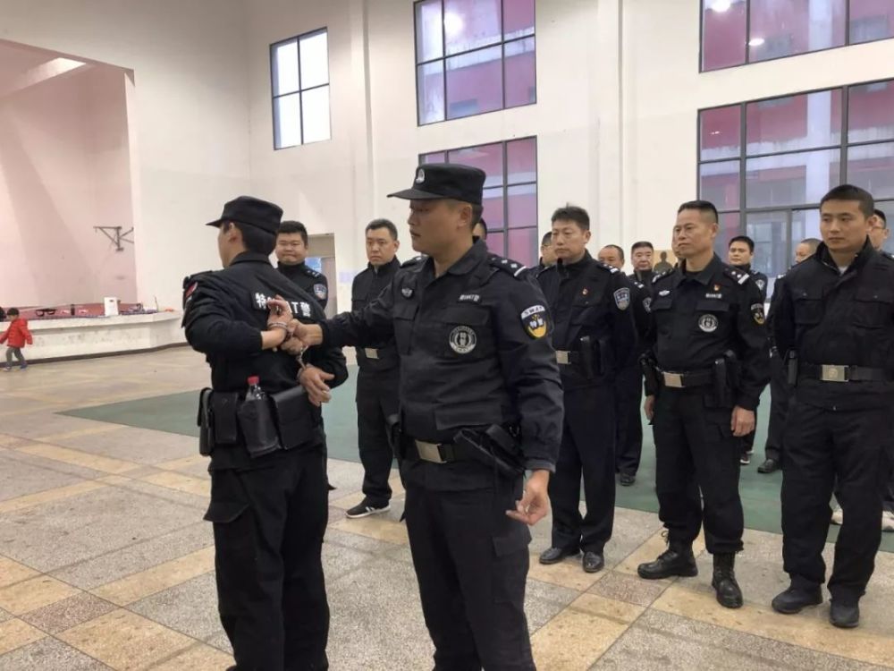 警察!不许动!——洪亮威严的警告声在训练场响起