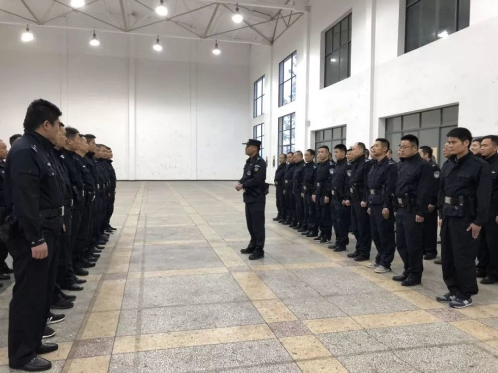 警察!不许动!——洪亮威严的警告声在训练场响起