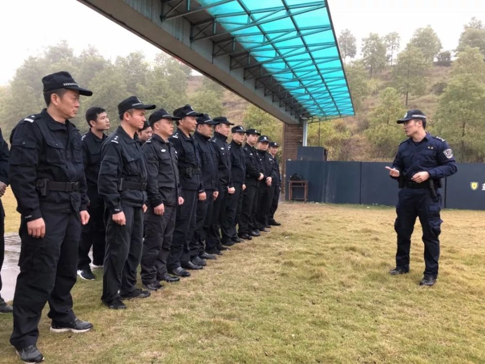 警察!不许动!——洪亮威严的警告声在训练场响起