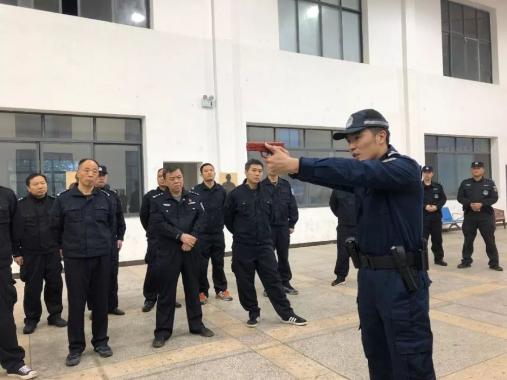 警察!不许动!——洪亮威严的警告声在训练场响起