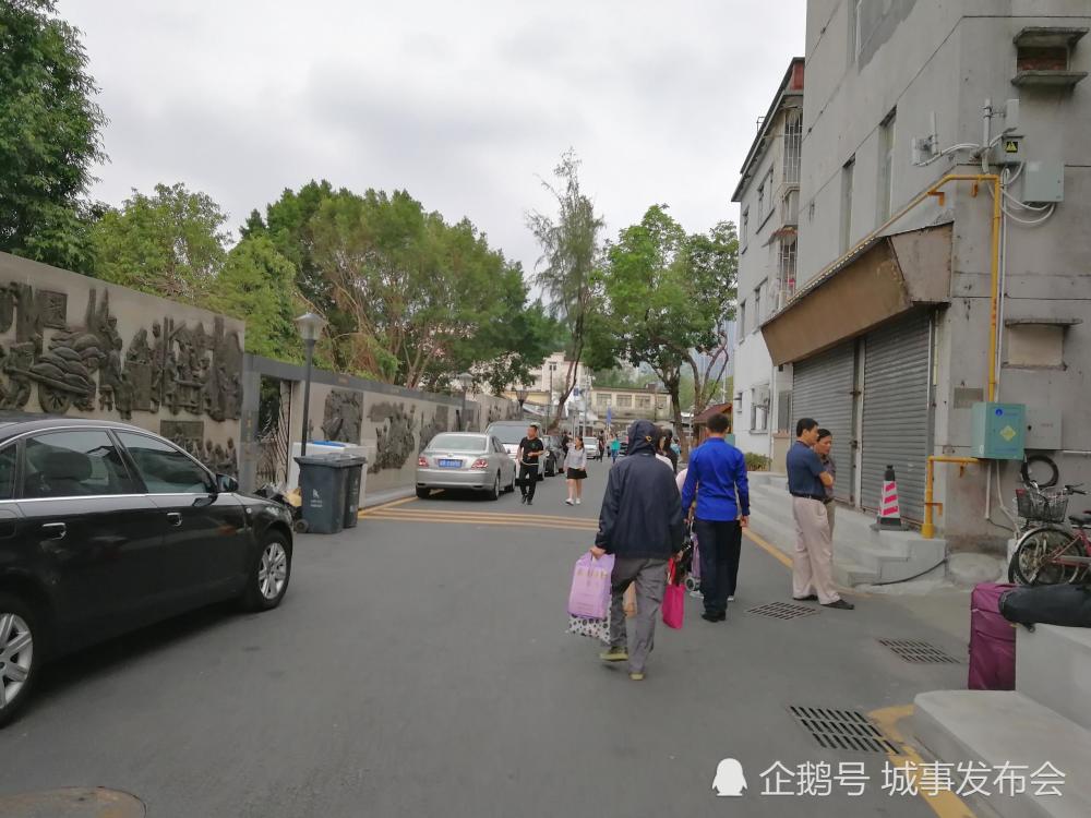 实拍深圳中英街,现在来这里购物的人少了很多