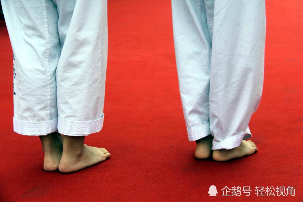 安徽宣城:他们光脚练跆拳道动作像模像样,教练是世界冠军!