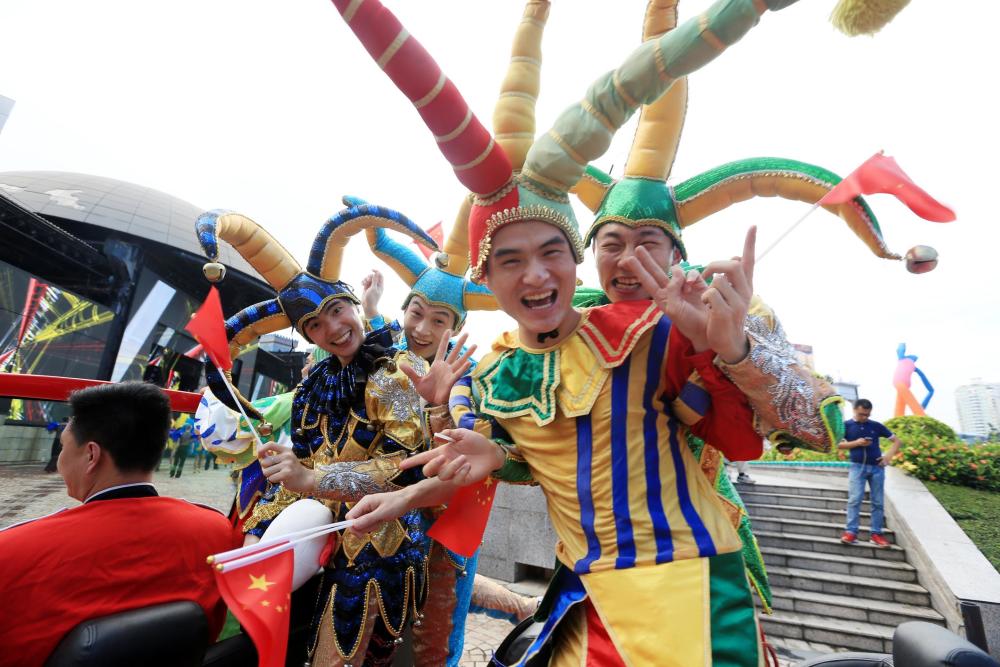 长假首日,深圳世界之窗炫彩泡沫大战引爆狂欢