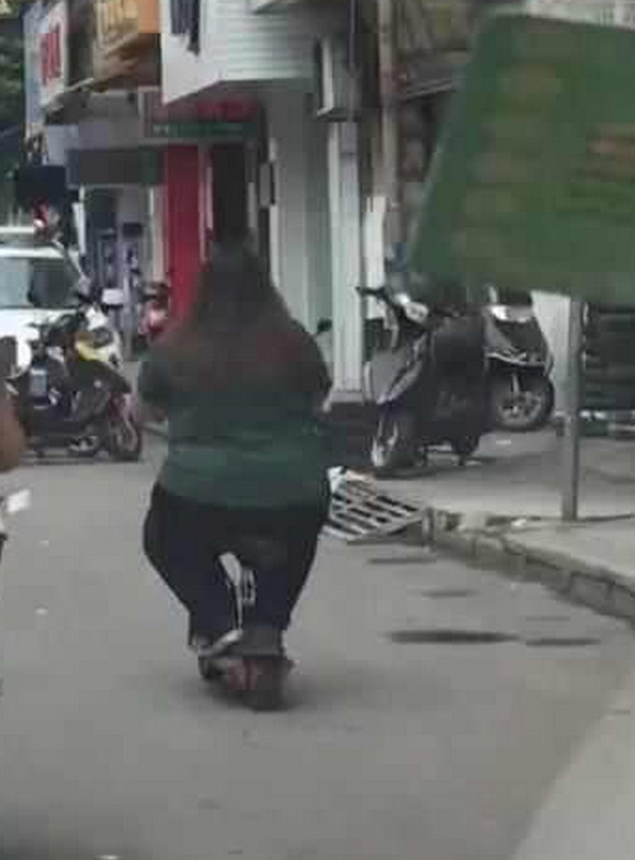 二百斤胖女孩骑电瓶车走红,看到这一物品,网友:绝对中国制造!