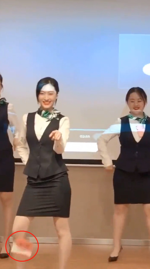 美女公司年会上跳舞,身上掉出不明物体,网友:大家都明白了