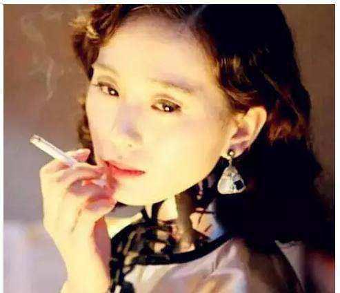 刘诗诗抽烟真的妩媚,有年代感,感觉抽的是寂寞. no,8章子怡