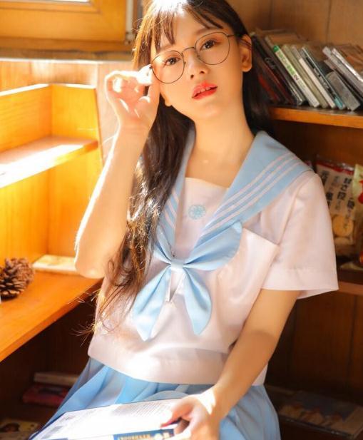 长腿美女穿白色丝袜搭配校服拍摄私人性感写真