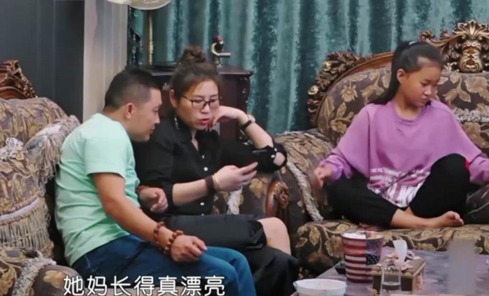 《变形计》农村妈妈太漂亮,富豪爸爸要求加微信,被女儿一口回绝