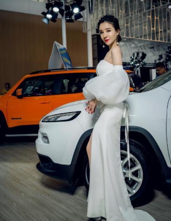 车展上身穿白色长裙的气质美女车模太惊艳了