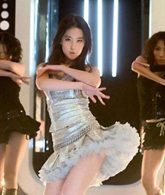 刘亦菲不会跳舞?早年辣舞照曝出,看到那一画面,仙女变