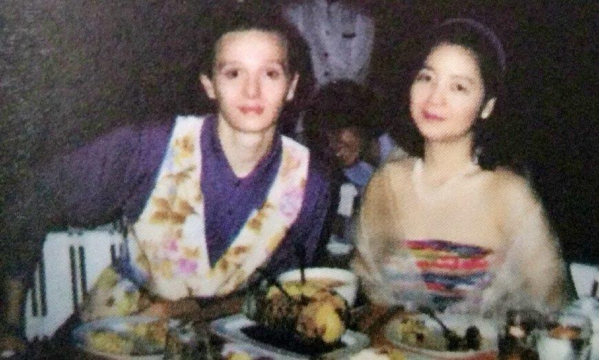 邓丽君和保罗住在巴黎第八区的香榭丽剧院对面,俩人还在法国银行开设