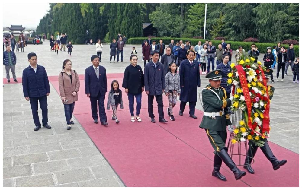 王效芝一家与刘少奇亲属在花明楼合影.