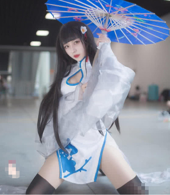 美女cos碧蓝航线逸仙,当她两腿打开的瞬间,网友都挪不