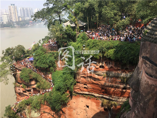乐山大佛景区爆满 排队3小时看大佛耳朵_腾讯