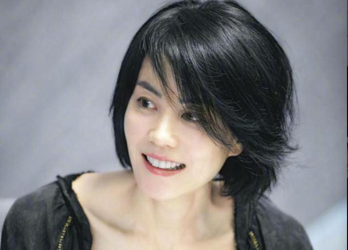 周迅王菲两巨星罕见同框,关系如此复杂,网友:活的很大气