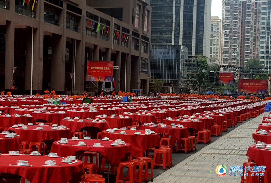 广州杨箕村庆祝回迁摆大餐:1500桌