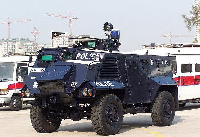 图十三 图十三:2010年,以unimog装甲运兵车,改装成的警车