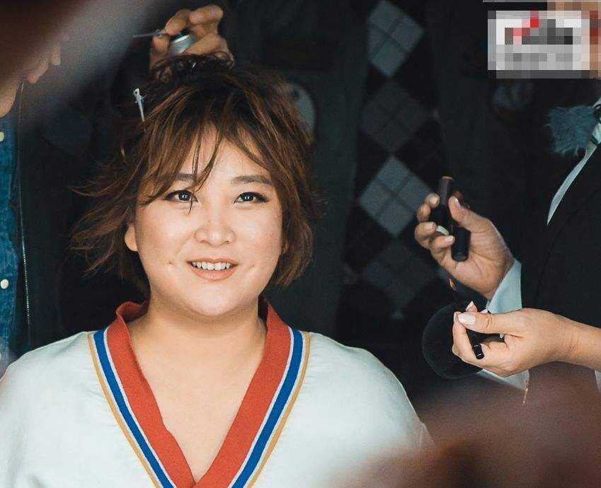 贾玲一个爱笑有酒窝的胖女生,网友:她瘦下来真的是美极了
