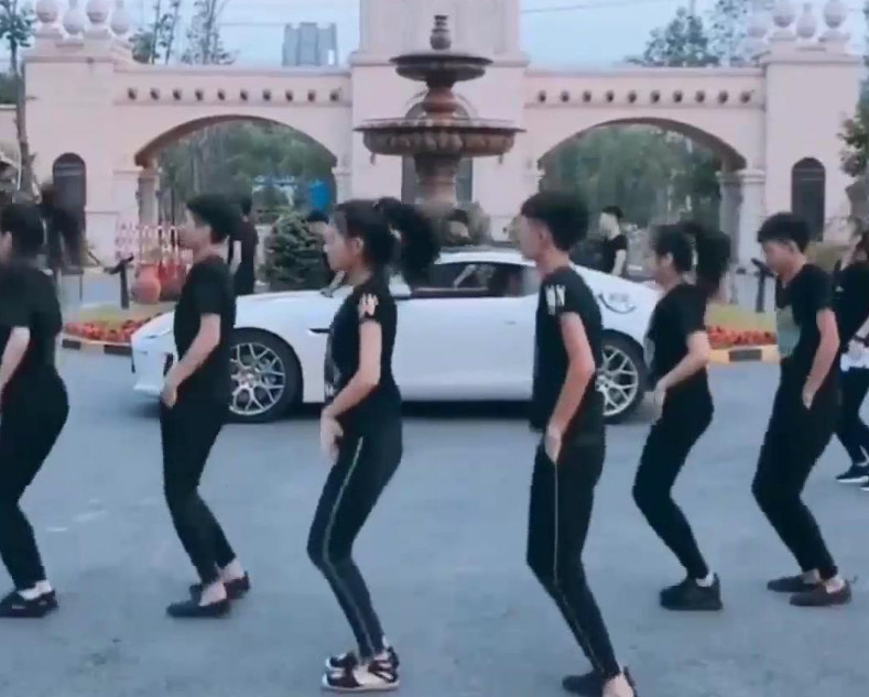 牌牌琦"少年时代"曝光,紧身裤豆豆鞋超晃眼,简直00后标配