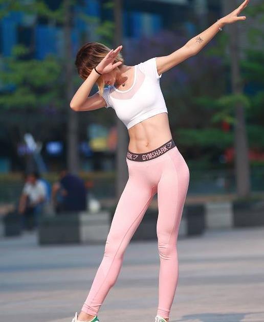 美拍:修身显瘦的紧身裤穿搭在经意间就把美感彰显出来