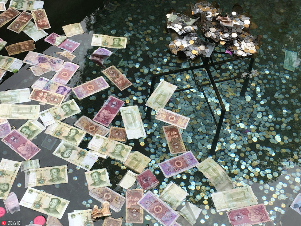 洛阳白马寺许愿池吸引游客 百元大钞沉水底(组图)