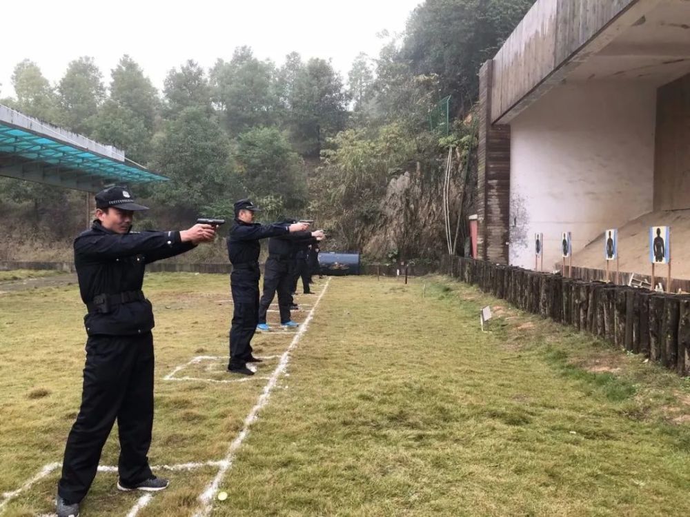 不许动!——洪亮威严的警告声在训练场响起