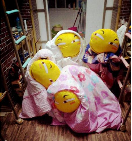 武汉一高校女生寝室集体购买抱枕制作滑稽表情包