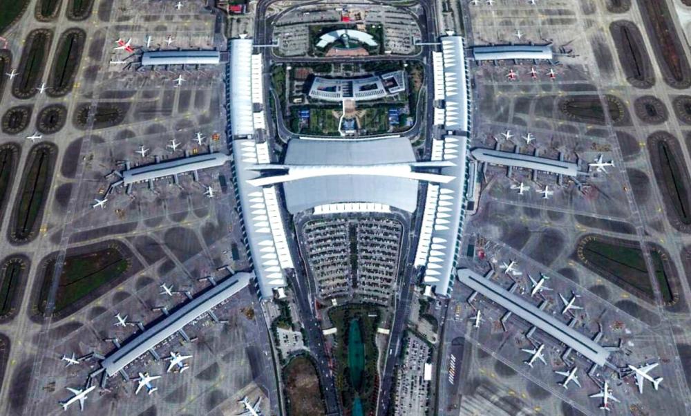 广州白云国际机场目前拥有两座航站楼和3条跑道.