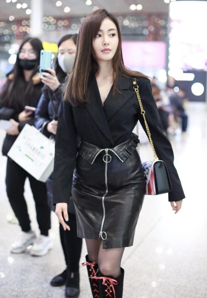 张天爱现身北京机场一身黑色装扮长发披肩女神范十足
