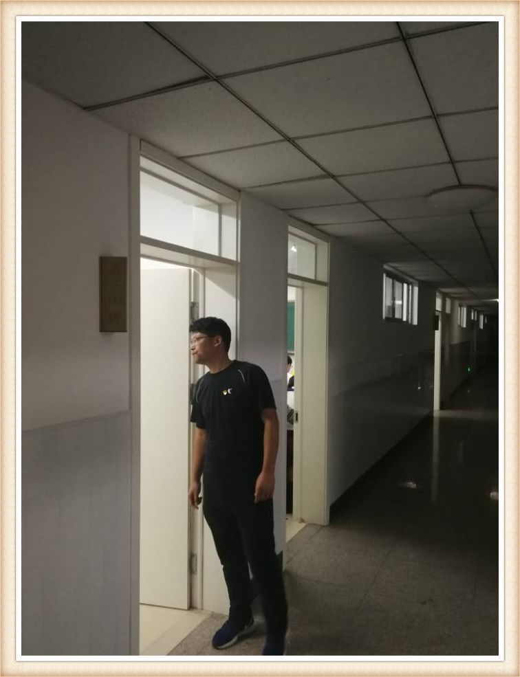 还记得教室后窗那张"脸"么?