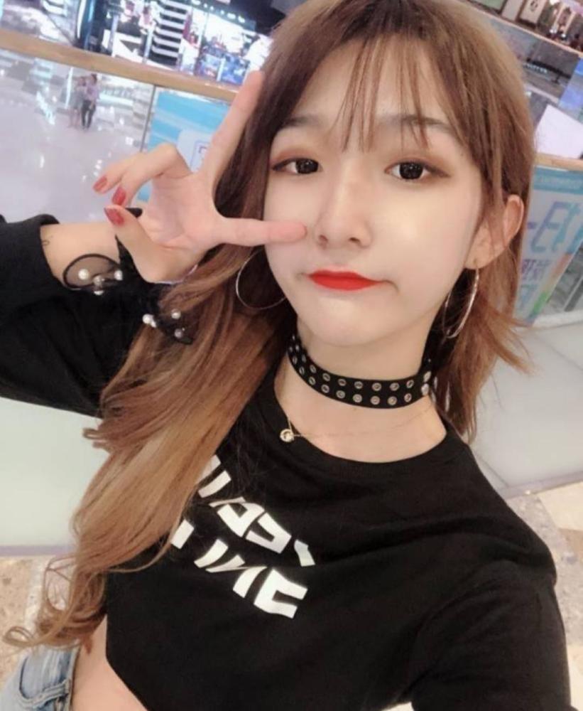女装大佬艾比毕业照曝光,网友:原来从小就这样了呀!