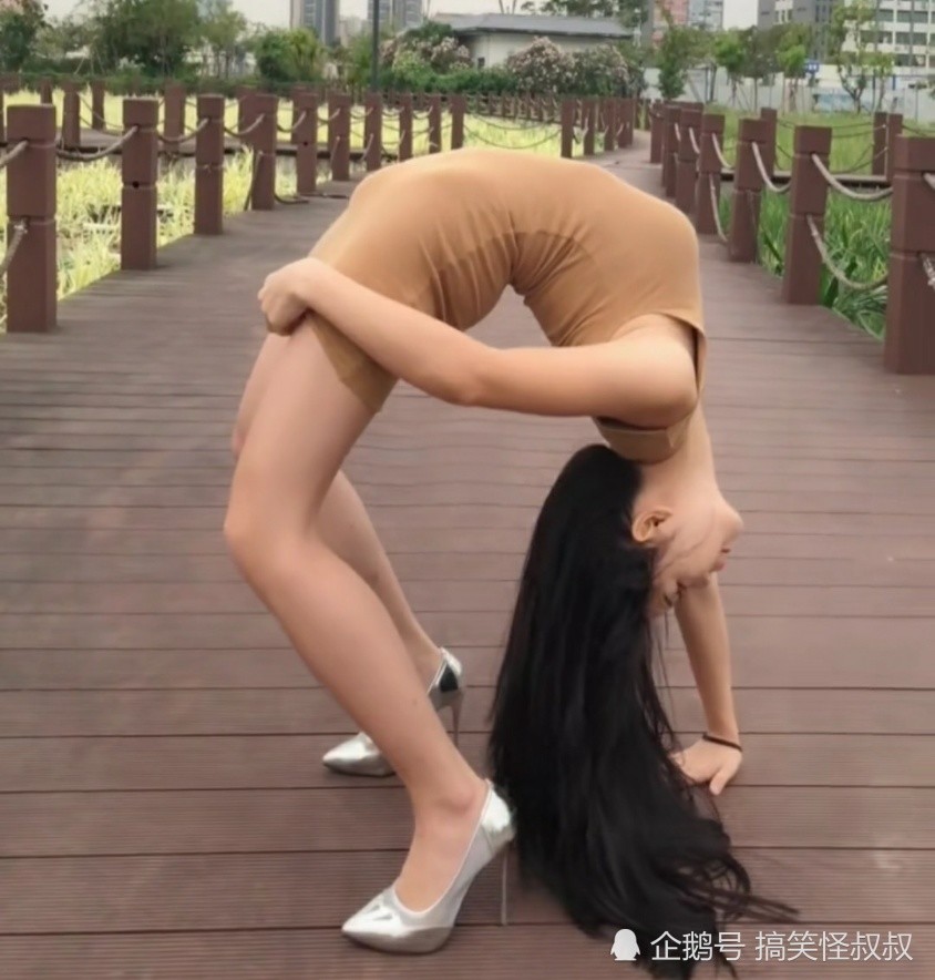 没想到一字马还可以这样玩,不知道还有没有别的姿势 搞笑段子: 1.