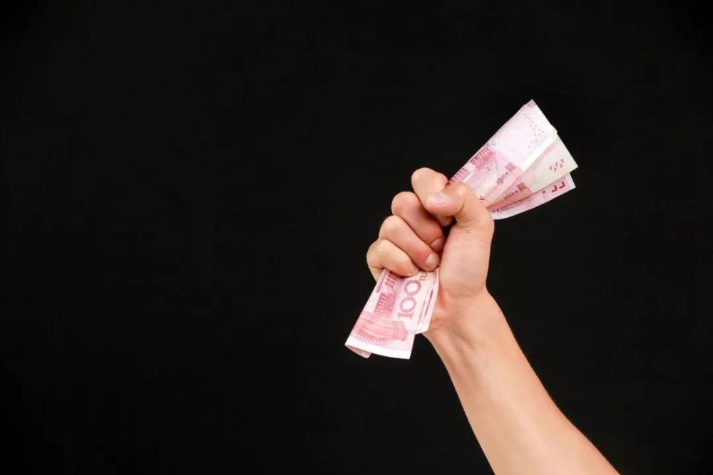 女人化妆来隐藏瑕疵,男人用钱来掩饰无能.