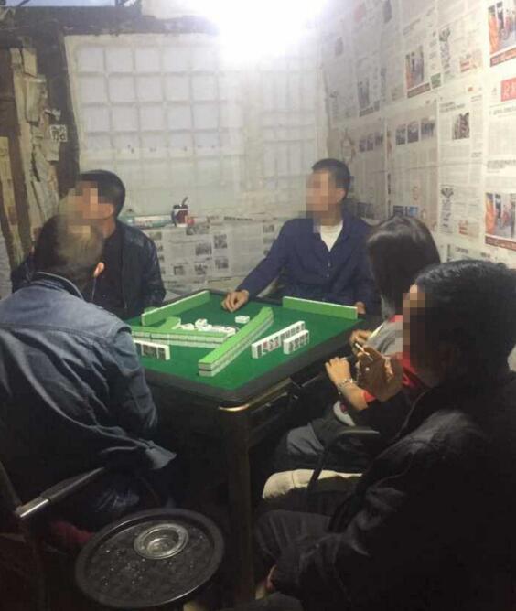 麻将馆扰民被群众举报 民警当场取缔