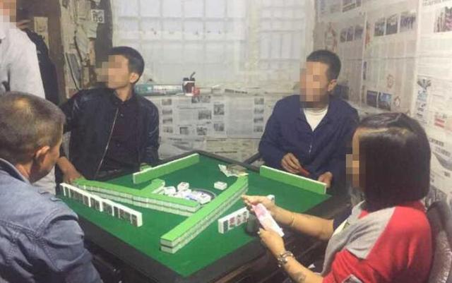 麻将馆扰民被群众举报 民警当场取缔