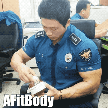强壮如牛的警察,随时要吃鸡蛋,米饭吃一锅,网友:罪犯已腿软