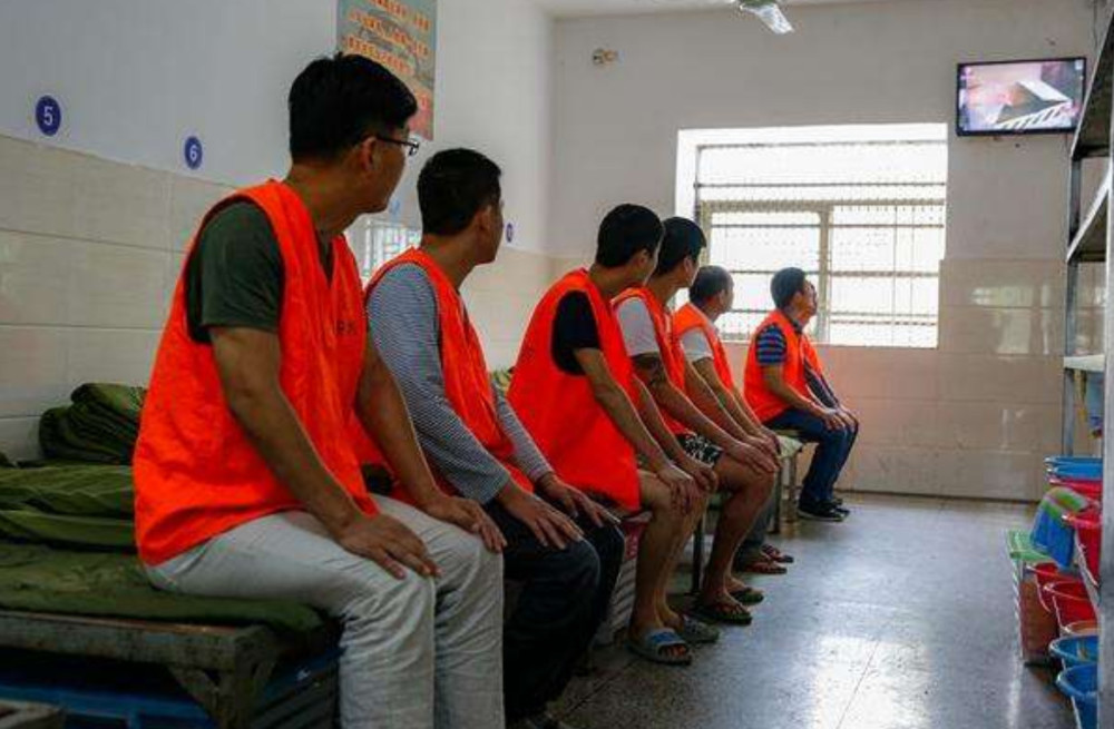 为什么有人认为监狱的环境比看守所要好?退休狱警透露