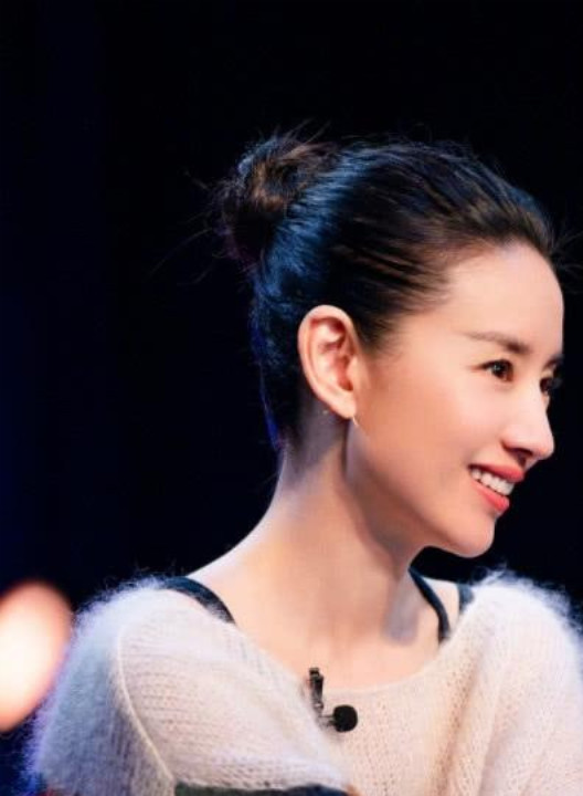 董洁穿毛衣现身,却被侧脸抢镜,终于知道最完美的鼻子长啥样了