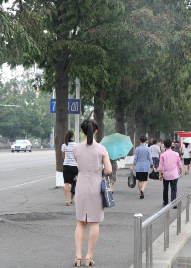 图为朝鲜平壤大街上,一名路人姑娘的背影,虽然没有拍到正面,但光是