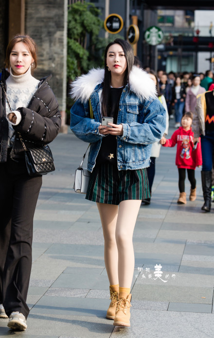 成都美女街拍:不畏严寒 成都小姐姐的大长腿成冬日风景线
