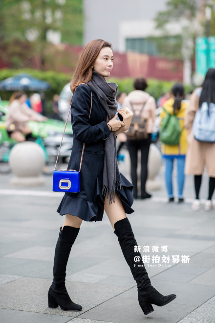 成都美女街拍:不畏严寒 成都小姐姐的大长腿成冬日风景线