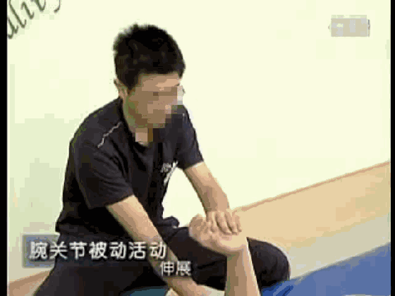 除了上肢康复训练,脊髓损伤患者还需采取 垫上训练,坐位训练,转移训练