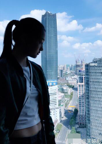 美得犯规!关晓彤晒照马甲线抢镜