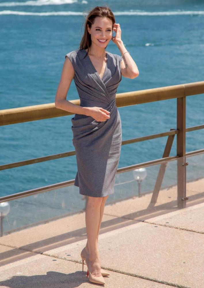 安吉丽娜朱莉现身首尔,紫红色指甲凸显霸气,妥妥的女神范