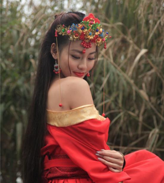 张嘉倪出演《三国热》里的孙尚香,一袭红衣超级美丽!有没有惊艳到呢?