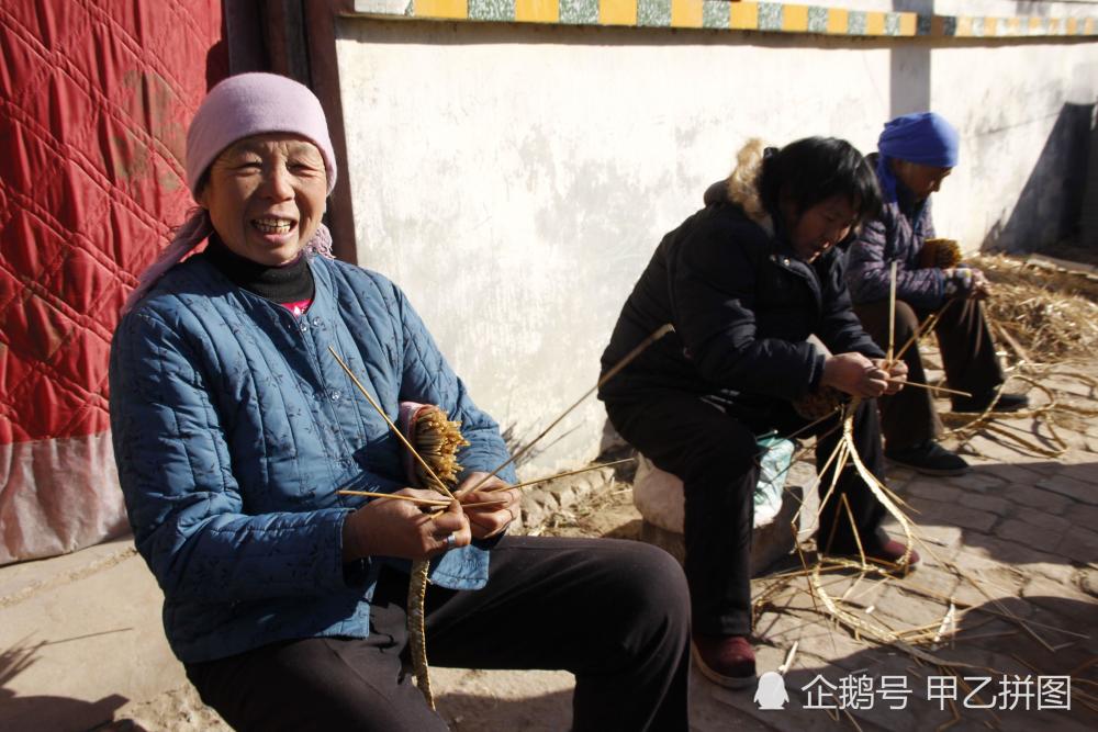 据了解,"掐辫子"已有一千多年历史,材料取于小麦杆,每年收麦时候,农民