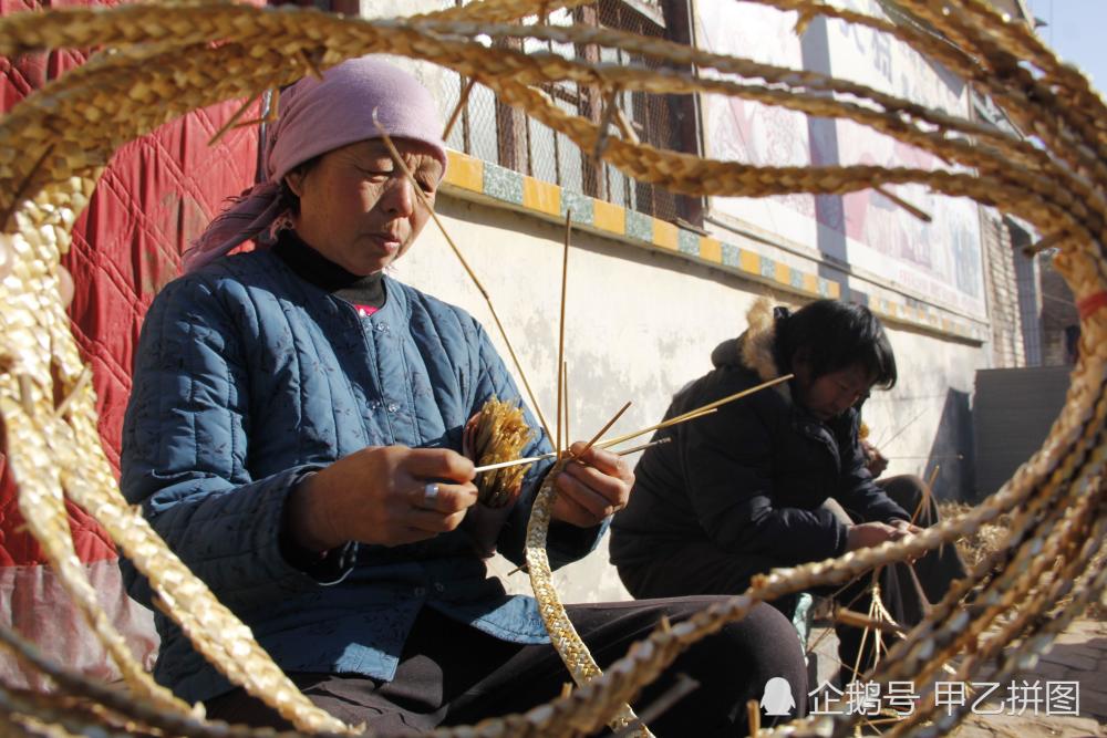 但老人不是用头发编,而是用小麦秸秆编,被称为掐辫子